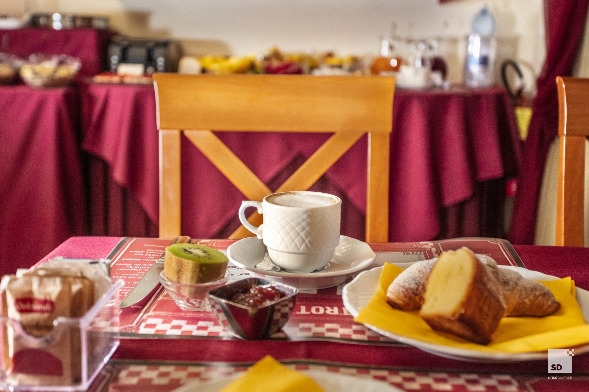 Das Frühstücksbuffet mit Kuchen und frischem Obst